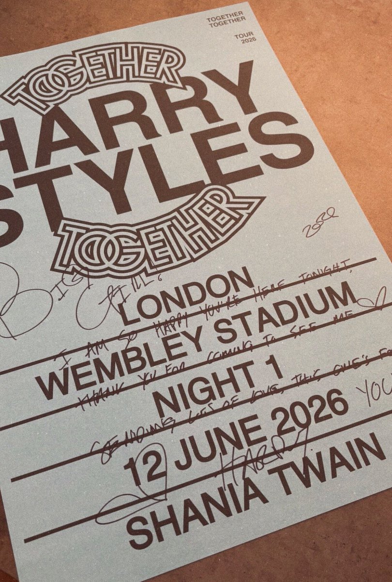 hsdtogethertour's tweet photo. Poppy was at the show last night and received a signed poster from Harry! (via r0siefletcher_) https://t.co/IAnKo4x1Ig