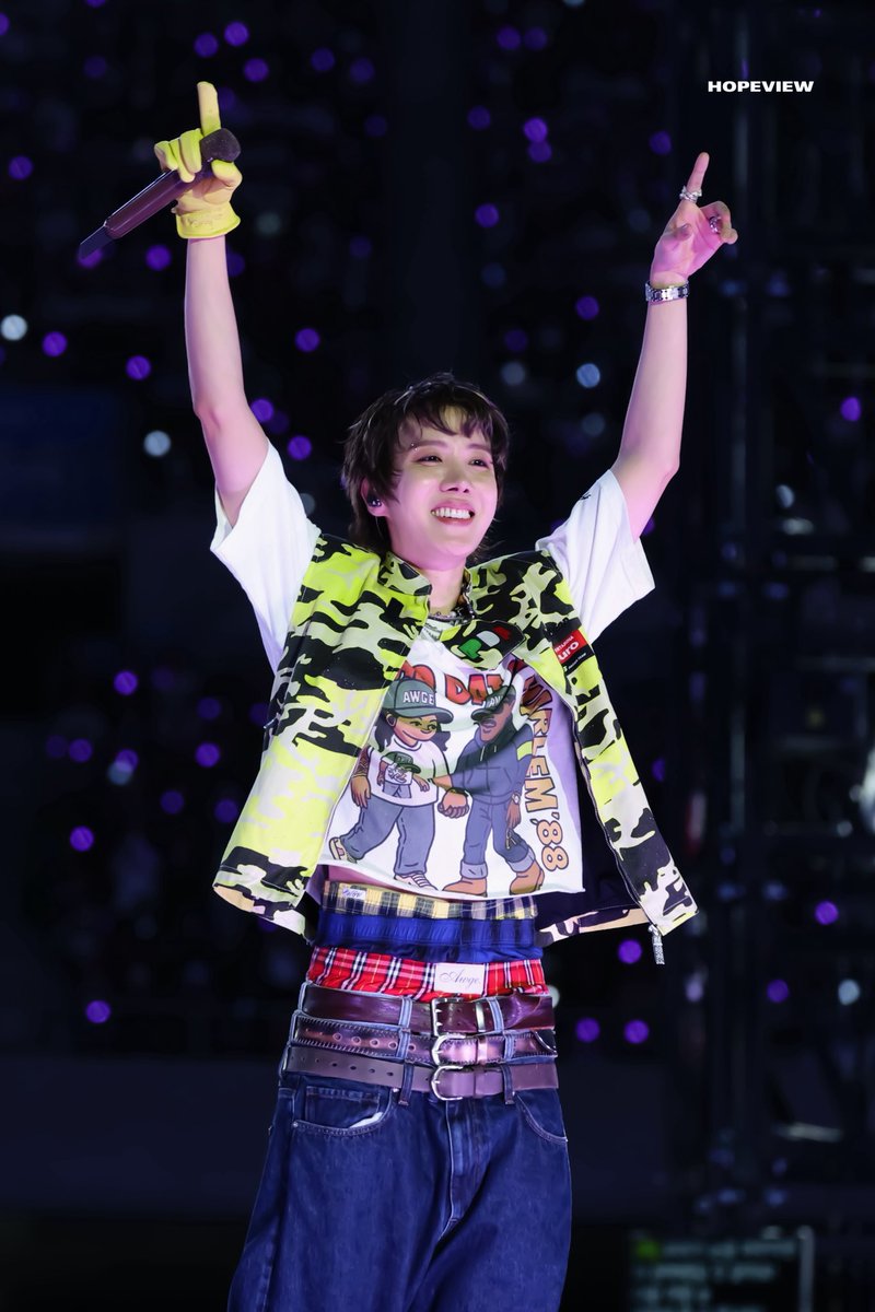 jhopewaist's tweet photo. this absolutely insane fit????? https://t.co/632FGlZ0mW