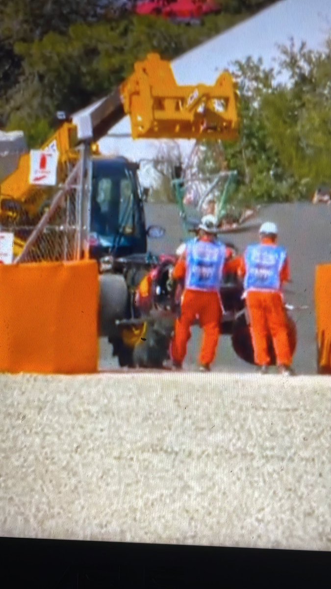 Axelcoom's tweet photo. Espero que los mecánicos le griten en público a Leclerc, así como él les gritó y los expuso en el GP pasado 
Se me haría justo, ya que hecho a perder la qualy https://t.co/8K8VWB2dBK