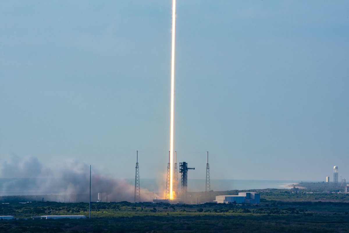 Rocketmanaz's tweet photo. Falcon 9 launches 29 @Starlink satellites from Florida https://t.co/dAxpn9WowR