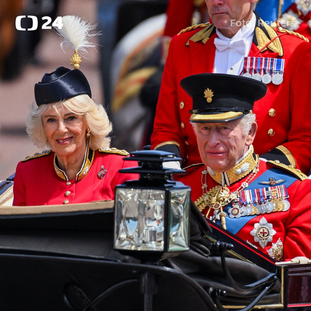 CT24zive's tweet photo. V centru Londýna se koná slavnostní přehlídka Trooping the Colour. Jde se o jednu z největších královských ceremonií ve Velké Británii. Její součástí je letecká a vojenská přehlídka.

📌 Více než 260 let stará tradice se váže k oslavám oficiálních narozenin panovníka - datum akce se ale liší od skutečných narozenin Karla III.