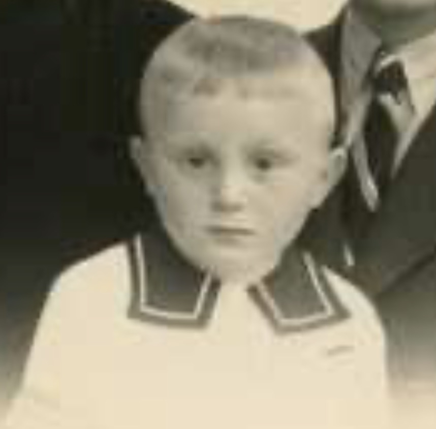 AuschwitzMuseum's tweet photo. 13 June 1937 | Dutch Jewish boy, Rudi Roos, was born in Meppel.

In October 1942 he was deported to #Auschwitz and murdered in a gas chamber. https://t.co/z2YlhydmnD