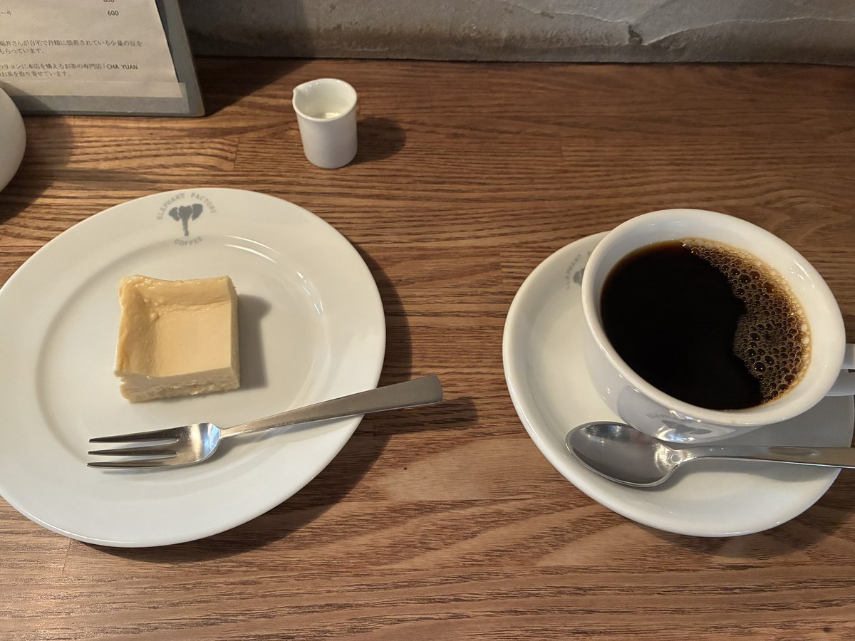 bookyunka's tweet photo. 最近ようやくブラックコーヒーを飲めるようになった！と喜んでいたけど、たぶん美味しいコーヒーに限るんだろうなぁ

これは最近飲んで美味しかったコーヒーとチーズケーキ
読書がはかどりました https://t.co/T3ENk0kiuX