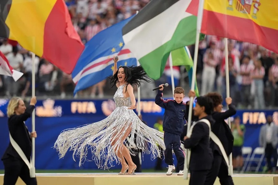 webnotitarde's tweet photo. ⚽🏆 Así se vivió la tercera ceremonia inaugural del Mundial de fútbol en #EEUU la noche del #12Jun
🎤 La cantante Katy Perry y la brasileña #Anitta encabezaron las presentaciones antes del partido entre la selección local y Paraguay por el grupo D del certamen.
✍🏽📷: EFE https://t.co/ZtOFjfUNC7