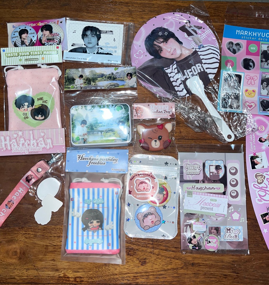 venturedroses's tweet photo. freebies from @MIDWAY8266's event today!! thank you so much everyoneeeeee much much loveeeee ❤️❤️ https://t.co/FcYYXqFP2b