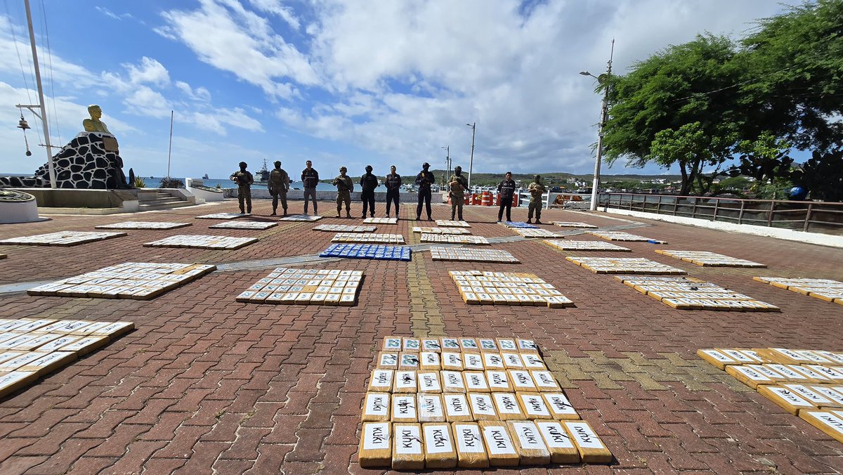 JohnReimberg's tweet photo. DECOMISADAS 1,4 TONELADAS DE COCAÍNA EN GALÁPAGOS

En una operación conjunta entre la Policía Nacional y la Armada del Ecuador, se decomisaron 1.478,7 kilogramos de clorhidrato de cocaína en aguas jurisdiccionales de Galápagos.

La droga, distribuida en 32 bultos con distintos logotipos, habría sido transportada mediante rutas marítimas utilizadas por organizaciones criminales para enviar cargamentos desde las costas ecuatorianas hacia Estados Unidos, realizando enlaces y trasbordos en altamar.

La afectación económica a las estructuras delictivas se estima en aproximadamente 90 millones de dólares en el mercado internacional.

Indicios:

1.478,7 kg de clorhidrato de cocaína
1 dispositivo electrónico

El procedimiento se realizó en Puerto Baquerizo Moreno, provincia de Galápagos.
Seguimos trabajando