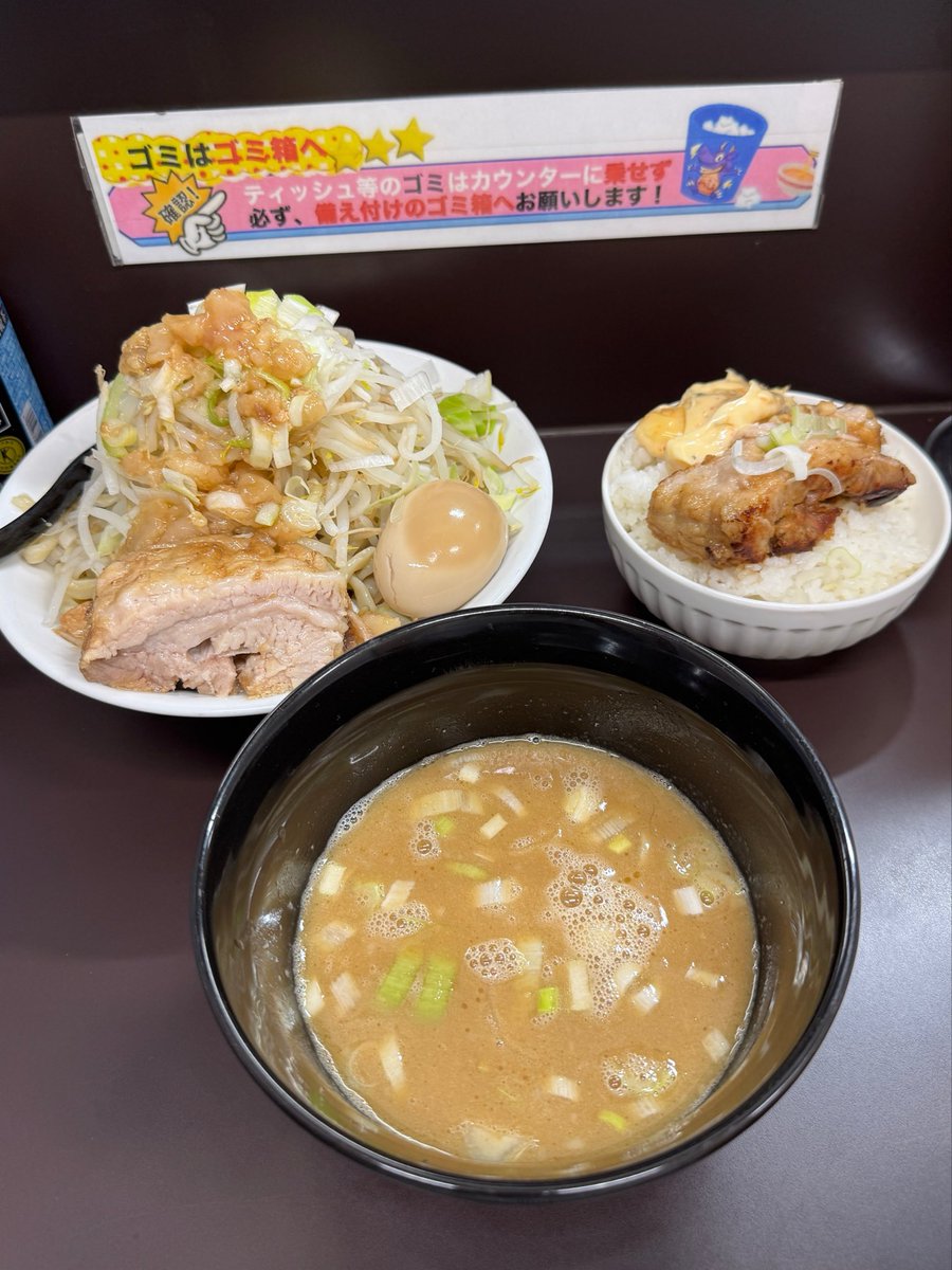 rugger_reds's tweet photo. ラーメン一心@東松山

シークヮーサーつけ麺 ニンニク以外&amp;豚ごはん

久々の一心🥰
終了間際の限定に間に合った👍

濃厚な豚骨の旨味と爽やかなシークヮーサーの酸味が絶妙に融合したつけ汁に、モチゴワの極太麺がめっちゃ合う😋

そして豚ごはん、この旨さヤバいよ‼️

今日もご馳走様でした🥚🙇‍♂️ https://t.co/F1SGhLDLvB