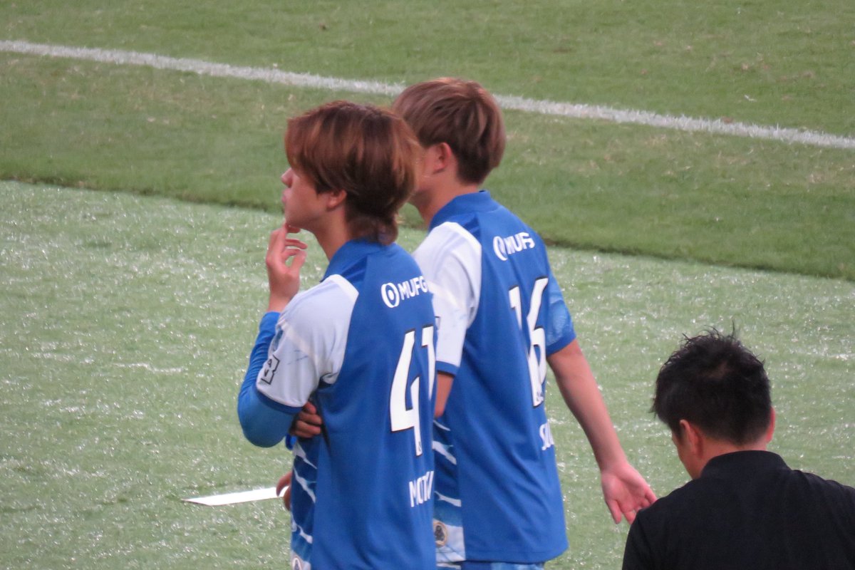 mikan28_vfk's tweet photo. 取り急ぎ🏃💨
甲府サポが大好きであろう98年組ᐡ⸝⸝> ·̫ <⸝⸝ᐡ
待ってる間の仕草も一緒って( ◜︎︎𖥦◝ )
 #長谷川元希  #須貝英大   #vfk 
 #vvaren  #京都サンガFC https://t.co/dl1RNxAc8T