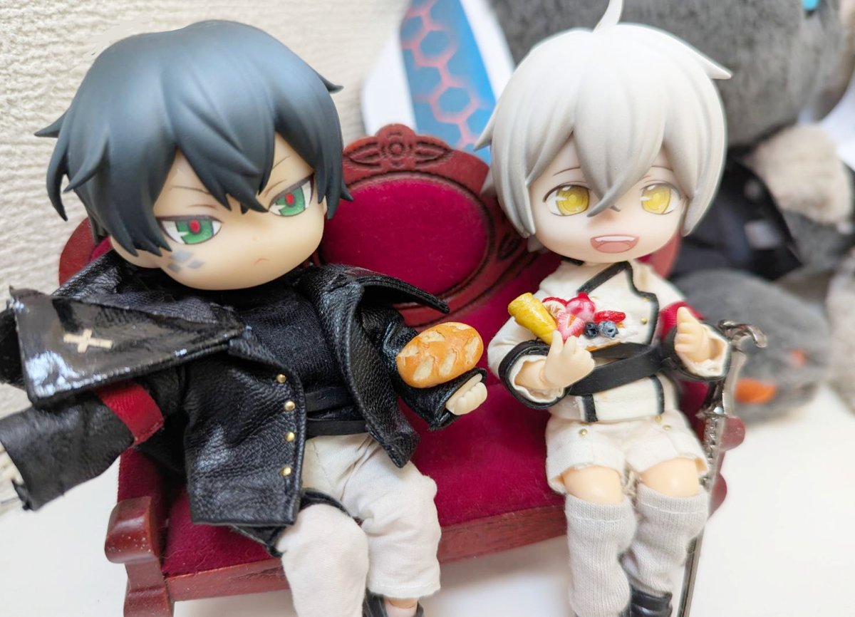 KKR_LM's tweet photo. @aruke0さんからの贈り物
１：アニメでサーシャ君が持っていたイーノ君パンに似たミニチュアかスクイーズを私は長年探してまして…これは近い！近いですぞ！クレープメフィもかわいい
２：これであらゆるメフィ概念をファウスト尻尾で包むことができるarukeさん新作アイテム　尻尾スグヒエスカーフ！ https://t.co/FcXiKzuBCK