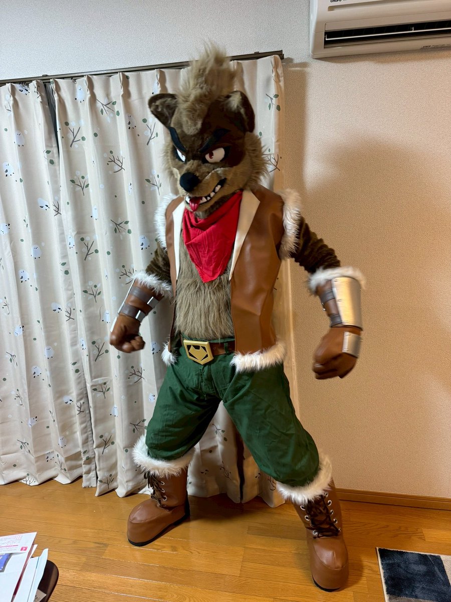 sonotairoiro's tweet photo. 新しい狼キャラにレナルドの服を着させてみたけどあまり似合わないなー。もっと色味を抑えたコーディネートが良さそうかなー？ https://t.co/bxbTqXEc6R