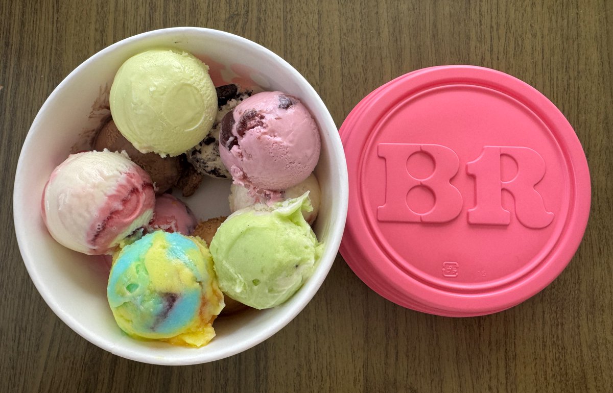 tuu02's tweet photo. サーティワンのよくばりフェス
今週も10種入り買ってしまいました😁🍨

#nfood
#nf795 https://t.co/4xzr42xxMX