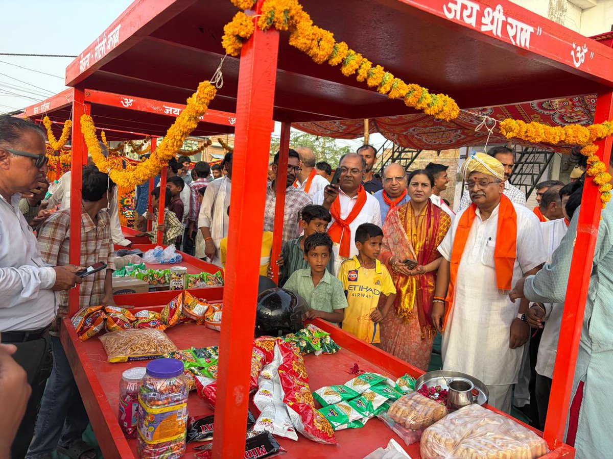 MParandeVHP's tweet photo. जोधपुर, राजस्थान में विश्व हिन्दू परिषद अनेक वर्षों से पाकिस्तान से आयें विस्थापित हिन्दूओं में कार्य कर रही है. उनके शिक्षा के लिये संस्कार शाला, रोजगार, नागरिकता तथा स्वास्थ्य में सुविधा, शौचालय तथा पीने के पानी कि व्यवस्था जैसे विषयों पर काम प्रारंभ हुआ है. https://t.co/y9g4L2zvfH