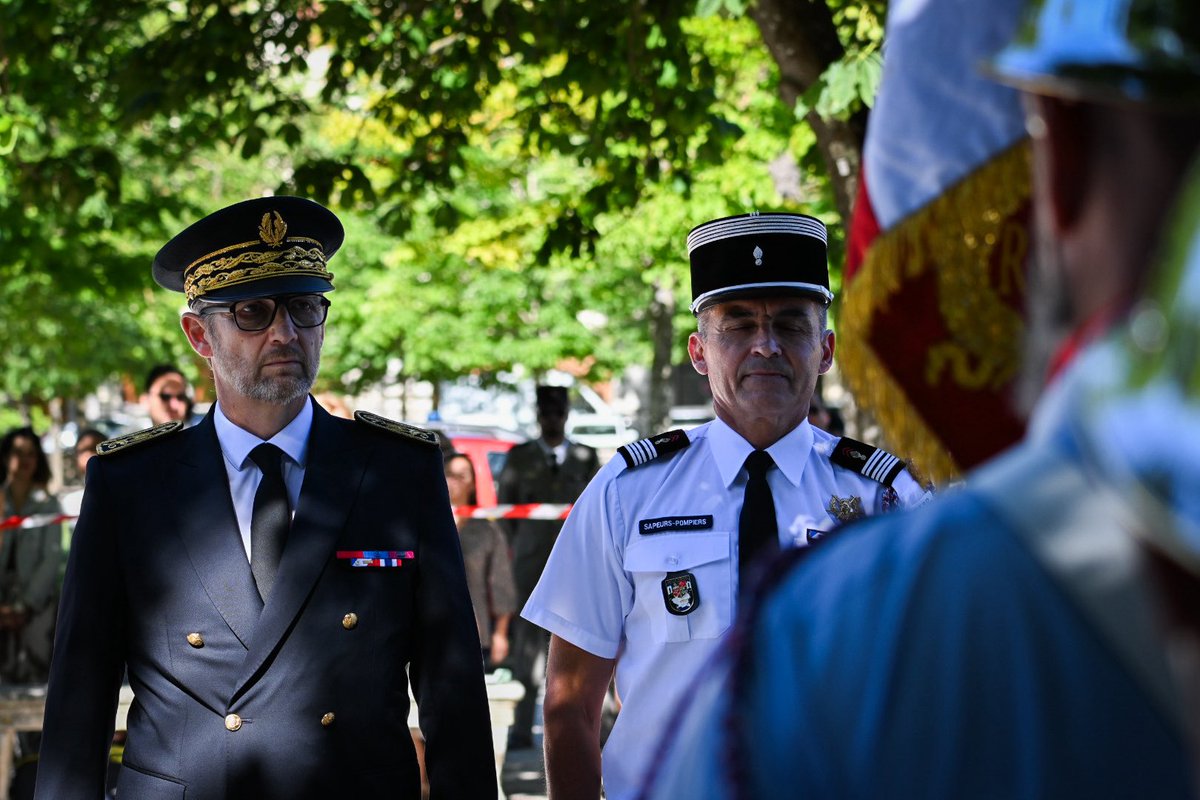 Le préfet et le commandant des pompiers du Gard face au drapeau