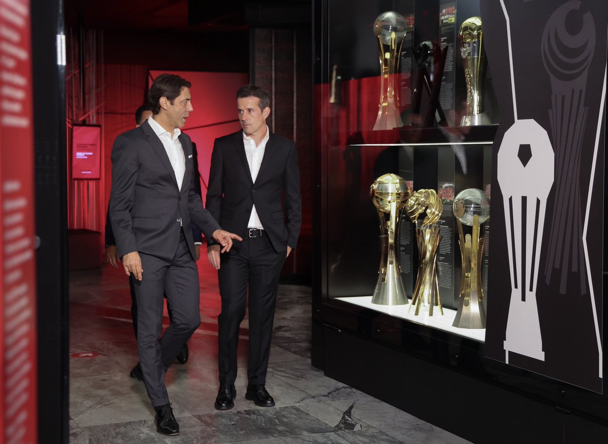museubenfica's tweet photo. Palco único e especial 🤩

Marco Silva já conheceu a emblemática Casa da história benfiquista! 🔴⚪️ https://t.co/xaIQ73ZZL2