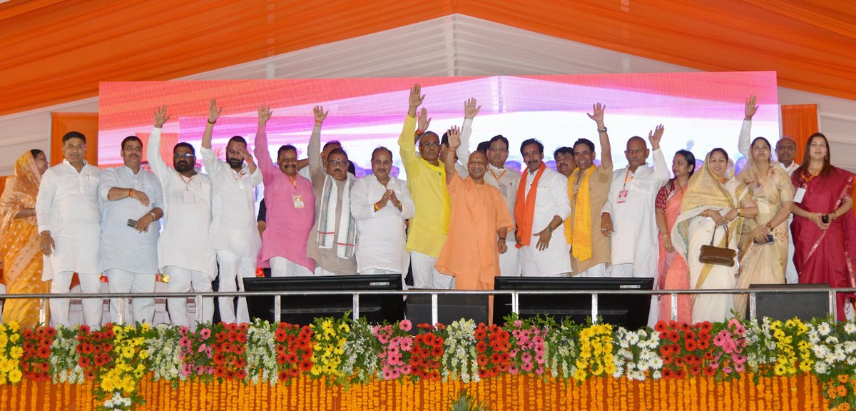 CMOfficeUP's tweet photo. मुख्यमंत्री @myogiadityanath जी आज जनपद आजमगढ़ में ₹955 करोड़ से अधिक लागत की 39 विकास परियोजनाओं के लोकार्पण/शिलान्यास कार्यक्रम में सम्मिलित हुए।

इस अवसर पर मुख्यमंत्री जी ने कहा कि विकास परियोजनाओं की सौगात के साथ हम यहां बार-बार आएंगे, क्योंकि आजमगढ़ को और अधिक समृद्ध बनाना है।