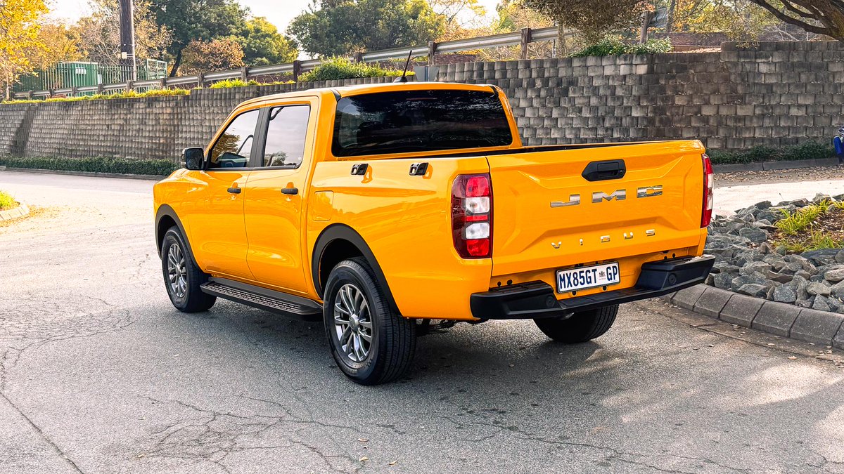 AutoTraderSA's tweet photo. We got our hands on the new JMC Vigus, specifically the middle-of-the-range 2.5TD auto. Is this the bargain bakkie you've been waiting for? https://t.co/Q5s5SfTwxI
#JMCVigus #AllNewVigus #JMC #Bakkie #DoubleCab #BudgetBakkie #BakkieLife https://t.co/YaTTDP6Dmm