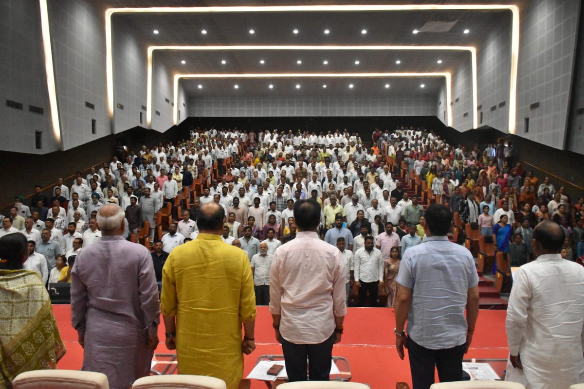 prafulpbjp's tweet photo. "દરેક વ્યક્તિ રાષ્ટ્રહિતને સર્વોપરી રાખશે, ત્યારે જ ભારત એક વિકસિત રાષ્ટ્ર તરીકે વિશ્વ સમક્ષ ઉભરી આવશે.

દેશના દરેક વંચિત, ગરીબ, ખેડૂત અને યુવા વર્ગ માટે છેવાડાના માણસ સુધી કલ્યાણકારી યોજનાઓ પહોંચાડવામાં આવી છે, જેનાથી એક સમાન અને સમૃદ્ધ સમ��જનું નિર્માણ થઈ રહ્યું ��ે. 

#ModiGovt https://t.co/xCZfGvUe8y