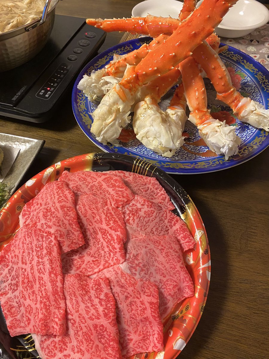 dmhigenohito's tweet photo. 本日の晩御飯は　蟹、しゃぶしゃぶ、天ぷらです。
外国の方が日本初来日みたいなメニューになっております。
ありがたいことに蟹をいただいたのでちょっと豪華な晩御飯です。 https://t.co/bk9Rtm5VK8