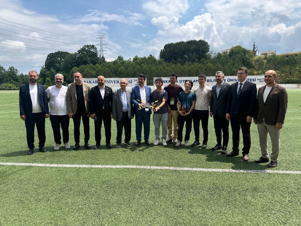 erdemercan54's tweet photo. Sakarya Uygulamalı Bilimler Üniversitemiz ile Sakarya Makine İmalatçıları Birliğimiz iş birliğinde düzenlenen “Sakarya Robot ve Teknoloji Olimpiyatları (Robotek) açılışına iştirak ettik.

SUBÜ Rektörümüz Prof. Dr. Mehmet Sarıbıyık, SAMİB Kurucu Başkanımız Değerli Ağabeyimiz Metin Kar ile kıymetli oğlu SAMİB Başkanı Fatih Kar, SakaryaGİAD Başkanı Samet Karabaş, ASKON Sakarya Başkanı Halil Erol, ETD Sakarya Başkanı Şamil Dedeoğlu ve kıymetli konukların iştirak ettiği etkinlikte stantları ziyaret ettik. 

Bilgisi ve el becerisi yüksek, vizyonu ve hedefleri geniş gençlerimizin yarattığı teknolojilerle göğsümüz kabarıyor. Sakarya’mız örnek iş dünyası-üniversite birlikteliğiyle nice başarılı iş modellerinin doğduğu, girişimlerin hayat bulduğu öncü illerden olmayı sürdürecektir.

Emeği geçenleri tebrik ediyorum. 
@SubuOfficiall @tr_samib