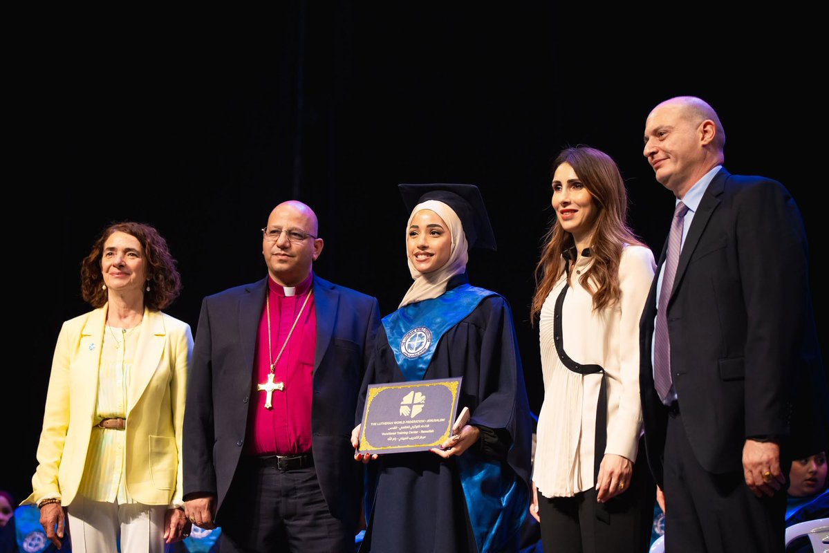 RepCanadaPA's tweet photo. Félicitations aux diplômés en graphisme et en architecture d'intérieur de la LWF 🎓. Leur réussite témoigne de l'impact durable de #GRIT et de sa capacité à donner les moyens d'agir à la prochaine génération. Nous leur souhaitons bonne chance pour la suite de leur parcours. https://t.co/UdVi4jCZKI