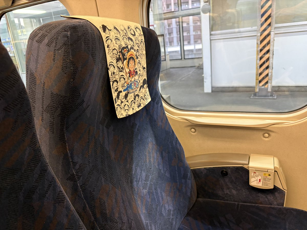 SYui8370FX's tweet photo. こんばんは。帰路につきました。現在、700系のワンピースラッピング車両に乗ってます。 https://t.co/ugQnqNIWE8