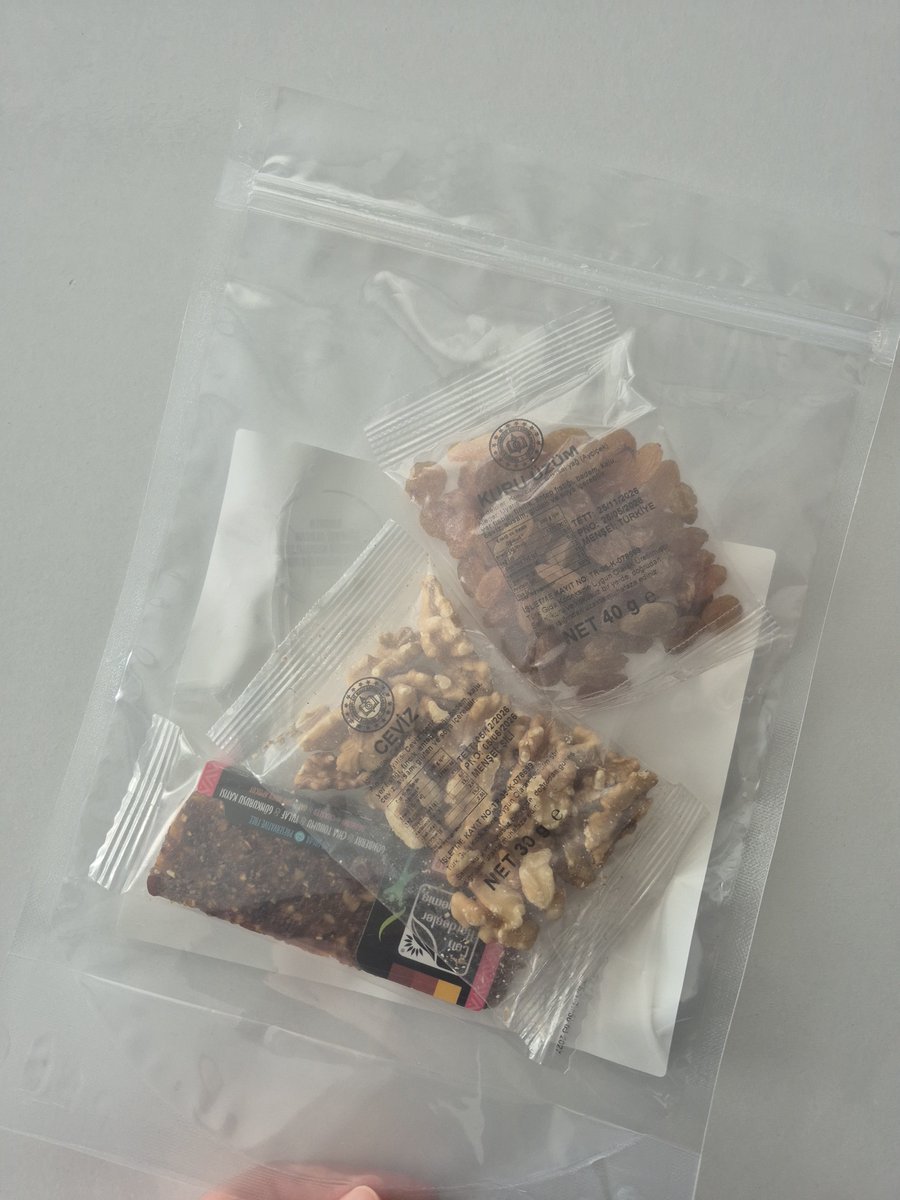 sen_abcd's tweet photo. Lgs'de böyle kit veriliyormuş????? Şunları sınıfın ortasında katır kutur yemek vardı.. https://t.co/hZ2nfd7TNp