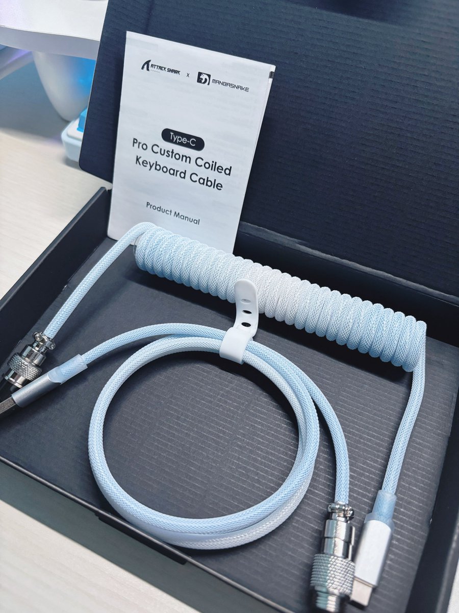 ray_mashiro's tweet photo. 〖MAMBASNAKE C01 Ultimate〗
白と水色のグラデーション配色がかわいすぎる光るゲーミングコイルケーブル🤍🩵
🤍最大8K対応
🤍高速データ通信／高速充電対応
🤍RGBライティング搭載
提供:MAMBASNAKE様（@mambasnakejp）
動画はこちらから💭↓ 
#desksetup #MAMBASNAKE https://t.co/hmP7EgiFlT
