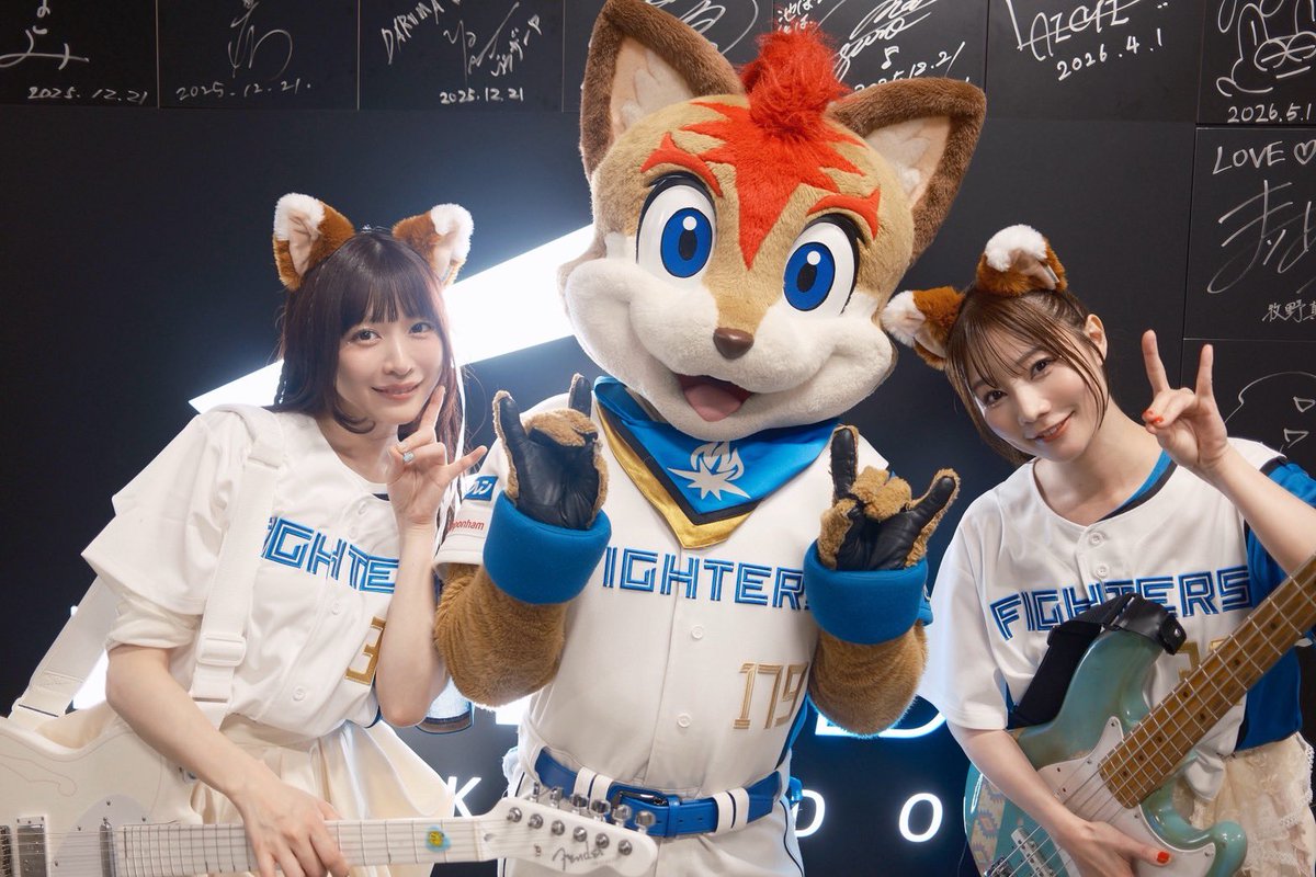 sumiredooon's tweet photo. エスコンフィールドにて試合後にライブをさせていただきました♡
ファーストピッチも球場でのライブも貴重で楽しませていただきました😊🎀
とっても心震える試合でした😭‼️‼️
新庄監督、お写真ありがとうございます♡明日も素敵な日になりますように⚾️✨
#サイサイ #SILENTSIREN #エスコン #ドミれ #lovefighters