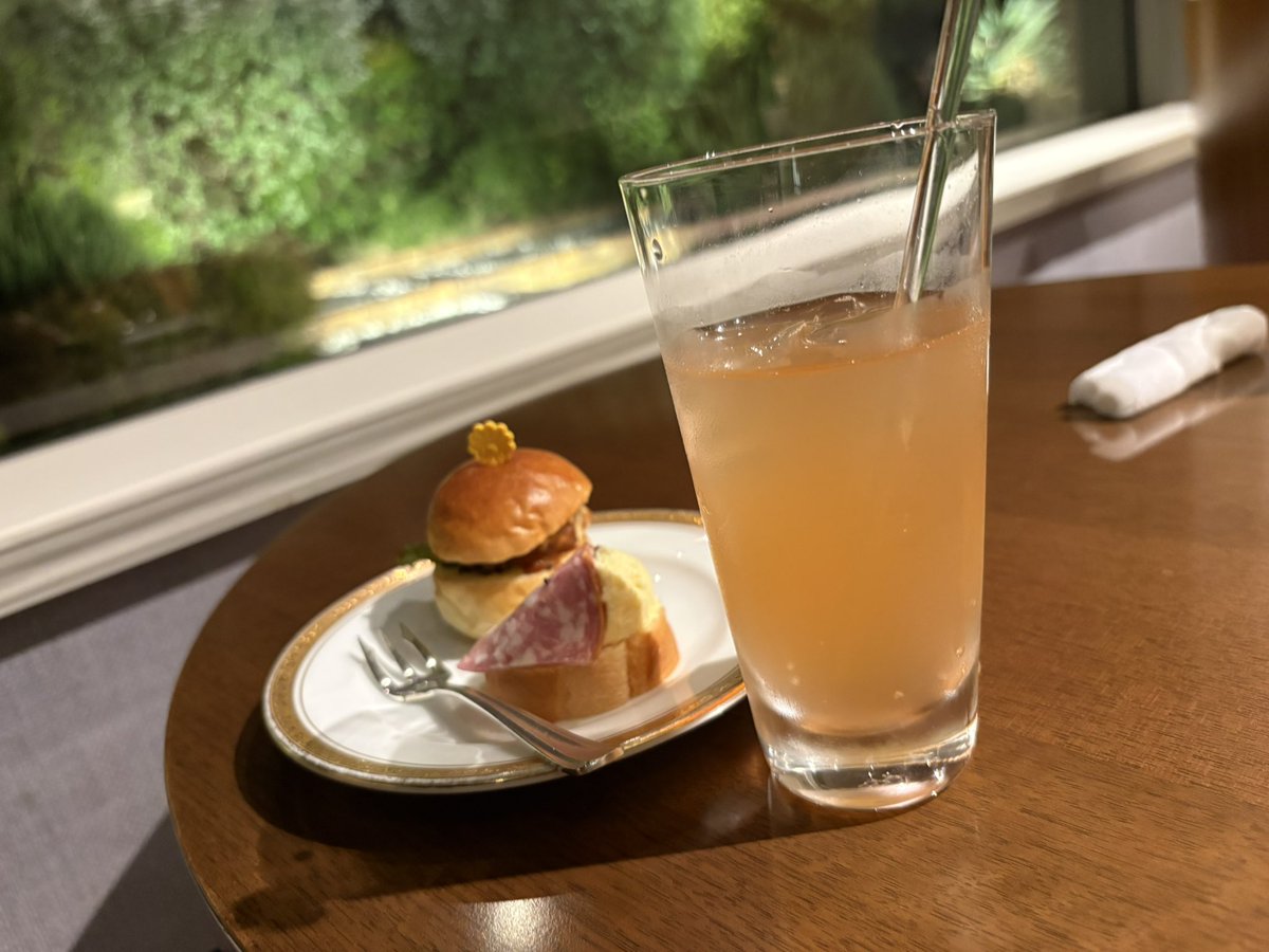 vertexvirgin's tweet photo. ミニハンバーガー&amp;フェアリーテイル(フォイア風カクテル) https://t.co/tHKq4I1L5W