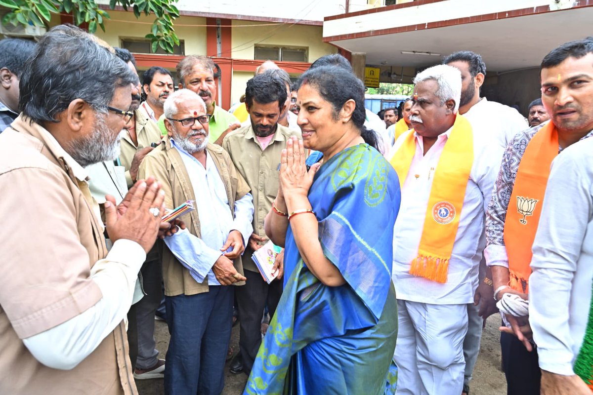 PurandeswariBJP's tweet photo. 🛺 ఎటువంటి దళారీ వ్యవస్థ లేకుండా కేంద్ర ప్రభుత్వ 'ముద్ర లోన్ '  ద్వారా నేరుగా బ్యాంకు నుండి ఋణం పొంది తమ జీవనోపాధికి లబ్ది పొందాము -- ఆటో డ్రైవర్  సోదరులు 

✨ప్రధాని శ్రీ నరేంద్ర మోదీ 12 ఏళ్ల  సుపరిపాలలో సంక్షేమం , అభివృద్ధి, విజయాలను  ప్రజల వద్దకు వెళ్లి తెలియజేసే క్రమంలో భాగంగా.....
🚉రాజమహేంద్రవరం గోదావరి రైల్వే స్టేషన్ వద్ద ఆటో  డ్రైవర్ యూనియన్, అండర్ గ్రౌండ్ క్లాత్ వర్తక సంఘం సోదరులను కలిసి కేంద్ర ప్రభుత్వం అమలు చేస్తున్న కార్యక్రమాలను వివరించడం జరిగింది.

🔸ఈ క్రమంలో  ఎటువంటి దళారీ వ్యవస్థ లేకుండా 'ముద్ర లోన్ '  ద్వారా డైరెక్ట్ గా బ్యాంకు నుండి ఋణం పొంది తమ జీవనోపాధికి లబ్ది పొందామని కొందరు ఆటో డ్రైవర్లు, వర్తక సంఘం సభ్యులు ప్రధాని శ్రీ నరేంద్రమోడీ గారికి కృతజ్ఞతలు తెలియజేసారు.

🔸గత 12 ఏళ్లలో దేశం సాధించిన అభివృద్ధి, సంక్షేమ కార్యక్రమాలు, వికసిత్ భారత్ దిశగా శ్రీ నరేంద్ర మోదీ గారి నాయకత్వంలో జరిగిన మార్పులను వివరించడం జరిగింది. భవిష్యత్తులో కూడా నరేంద్రమోడీ నాయకత్వంలోని కేంద్ర ప్రభుత్వాన్ని అందరూ ఆశీర్వదించాలని కోరడం జరిగింది.
#ViksitBharat #12YearsOfSeva
#LongestServingElectedPMModi  #12YearsOfGaribKalyan #12YearsOfModiGovernment