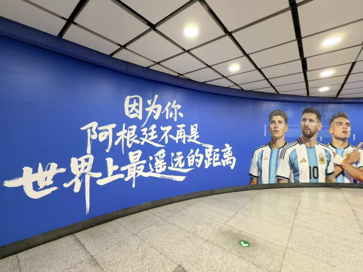 feixianliao's tweet photo. La pasión argentina ya llegó hasta el lejano subte de Beijing, la capital de China, y ahí dice:
“Por vos, Argentina ya no es la distancia más lejana del mundo.”
Tengo muchas camisetas del 10, pero en mi juventud solo hubo un 10. Esa franja celeste y blanca nos calentó toda una generación.
Y no se puede decir chau.