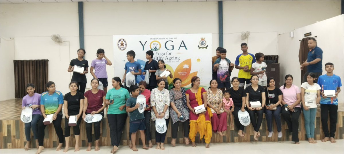 IN_Circars's tweet photo. As a run-up to #IDY2026, #INSCircars organized a Yogasana session at Nausena Bagh fostering holistic wellbeing . Residents, including children, joined in promoting wellness, harmony, happiness, and holistic well-being.
#YogaForOneEarthOneHealth https://t.co/qjXmqp5MWz