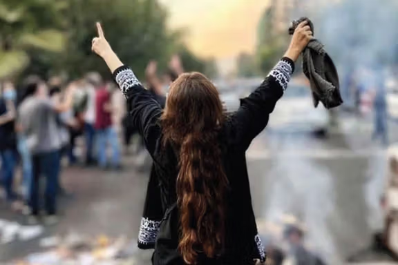 RoyayeO's tweet photo. جوانان ایران فرصت و امید می‌خواهند، نه اینکه ثروت ملی در جنگ‌ها هدر برود. https://t.co/lGz5m5a4tz