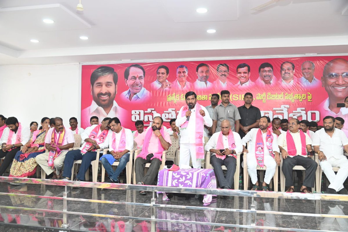 jagadishBRS's tweet photo. నల్లగొండ జిల్లా BRS పార్టీ కార్యాలయంలో ప్రత్యేక ఓటర్ జాబితా పరిశీలన (SIR), పార్టీ డిజిటల్ సభ్యత్వ నమోదుపై, నల్లగొండ నియోజకవర్గ స్థాయి కార్యకర్తల సమావేశానికి పార్టీ ప్రధాన కార్యదర్శి RS ప్రవీణ్ కుమార్ గారు మరియు మాజీ ఎమ్మెల్యే లు,ఎంఎల్సీ లతో కలసి హాజరవడం జరిగింది. https://t.co/uEBuz1Ptys