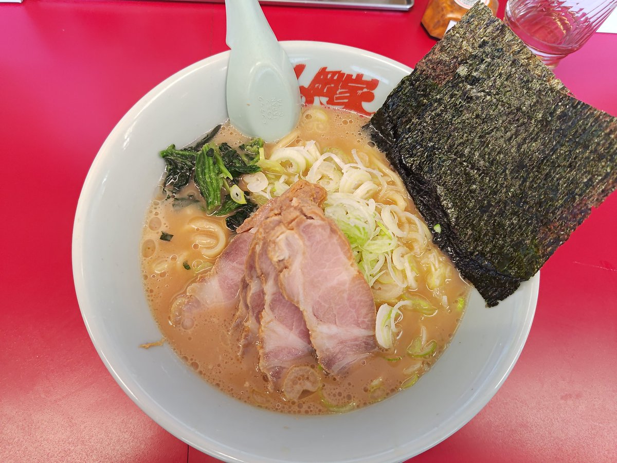 0202rintetu's tweet photo. ラーメン山岡家@越前店
醤油チャーシュー麺、アプリ特典ネギ

初夏の越前海岸ツーリングでお昼ご飯
蒼(あお)い海と空を満喫したあとはコク旨の豚骨ラーメン
汗かいた身体に豚骨、塩分補給
いつもながら美味しがった

ご馳走様でした https://t.co/BEKNn0ZdhE