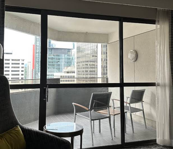 RamboGS's tweet photo. @aynmelik Balkon uyuyor. Hyatt Regency Vancouver. Milli takimin konakladigi otel. https://t.co/WFjevoB00U