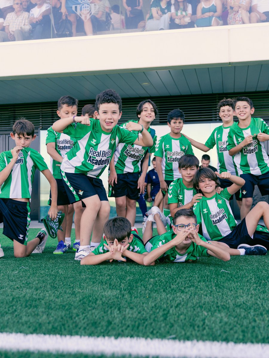 BetisAcademy's tweet photo. 🌟¡Una tarde para enmarcar! ⚽💚🤍

📷 Caras de alegría en la clausura de la #EscuelaBetis 

#realbetisacademy https://t.co/SahuI4bHxT