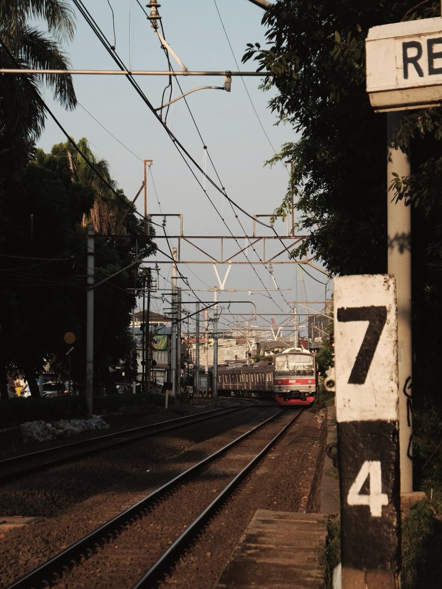 Aeroniccc's tweet photo. Sebenernya dulu pernah foto-foto di bekas Stasiun Mampang. Cuma waktu itu foto-fotonya jele.

Ya sekarang tetap jele sih, tapi dulu lebih jele lagi. https://t.co/1DSAl9S55o