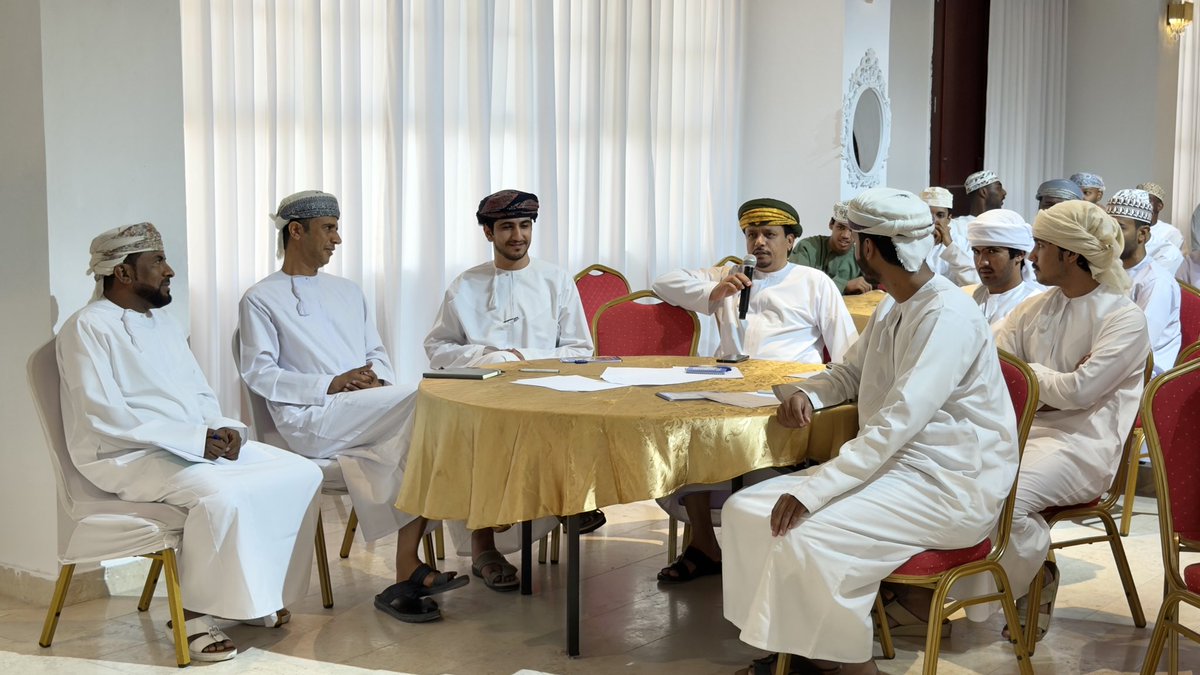 Jalaan_Gate's tweet photo. قسم التعليم المستمر وخدمة المجتمع بجامعة التقنية والعلوم التطبيقية بصور ينظم برنامجًا تدريبيًا متنوعًا بولاية جعلان بني بوحسن.

نظم قسم التعليم المستمر وخدمة المجتمع بجامعة التقنية والعلوم التطبيقية بصور برنامجًا ��دريبيًا متنوعًا بالتعاون مع بوابة جعلان في جمعية المرأة العُمانية بجعلان بني بوحسن، وذلك يوم 13 يونيو 2026، بهدف تعزيز مهارات أفراد المجتمع وتمكينهم في عدد من المجالات المعرفية والتقنية الحديثة.

تضمن البرنامج أربع ورش تدريبية متنوعة شملت: ورشة المناظرات الأدبية التي تهدف الى تعزيز مهارات الحوار والتفكير النقدي قدمها الفاضل أحمد المطاعني ،وورشة الأمن السيبراني بهدف تعزيز الممارسات التقنية الأمنة لحماية الافراد والمؤسسات قدمها الفاضل علي العساكر، وورشة التصميم الرقمي للتعريف بأساسيات استخدام البرامج والمواقع الرقمية قدمها الفاضل خالد الشبلي، بالإضافة ��لى ورشة الذكاء الاصطناعي والتي تهدف الى تطبيق افضل الممارسات والاستغلال الامثل للتقنيات الحديثة في رفع الأداء والانتاجية الشخصية والمؤسسية قدمها الفاضل سعيد المقيمي و الفاضل سعيد الغيلاني.