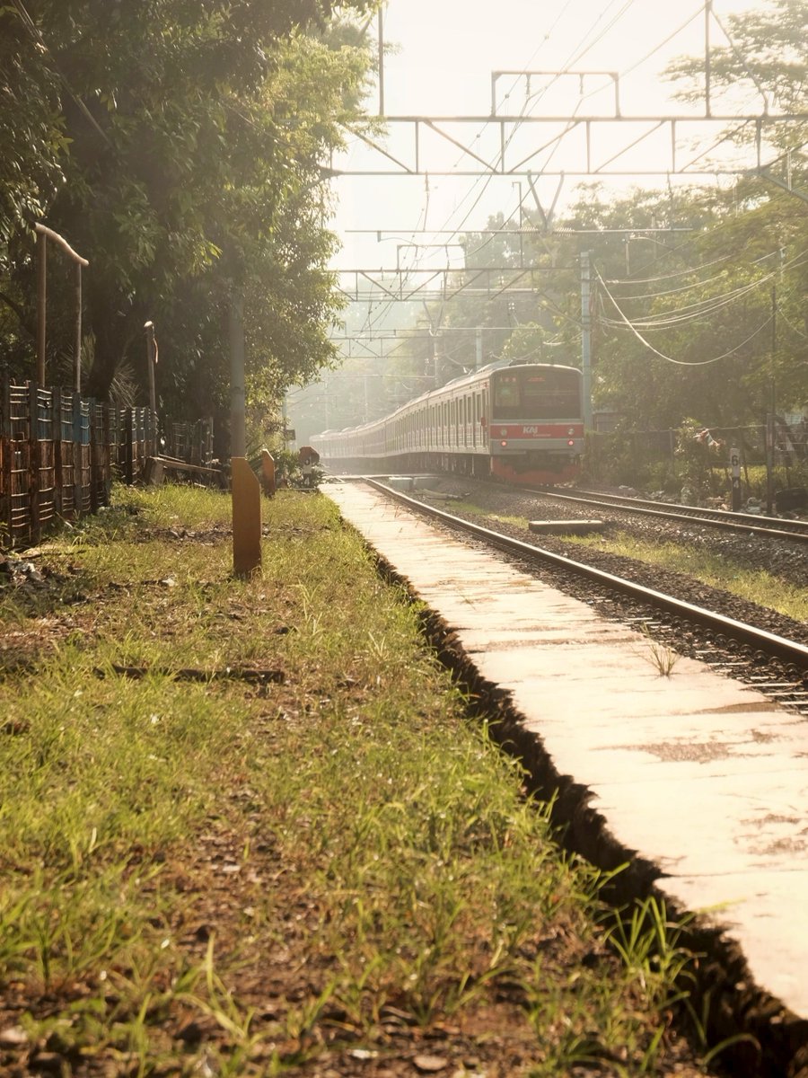 Aeroniccc's tweet photo. Sebenernya dulu pernah foto-foto di bekas Stasiun Mampang. Cuma waktu itu foto-fotonya jele.

Ya sekarang tetap jele sih, tapi dulu lebih jele lagi. https://t.co/1DSAl9S55o