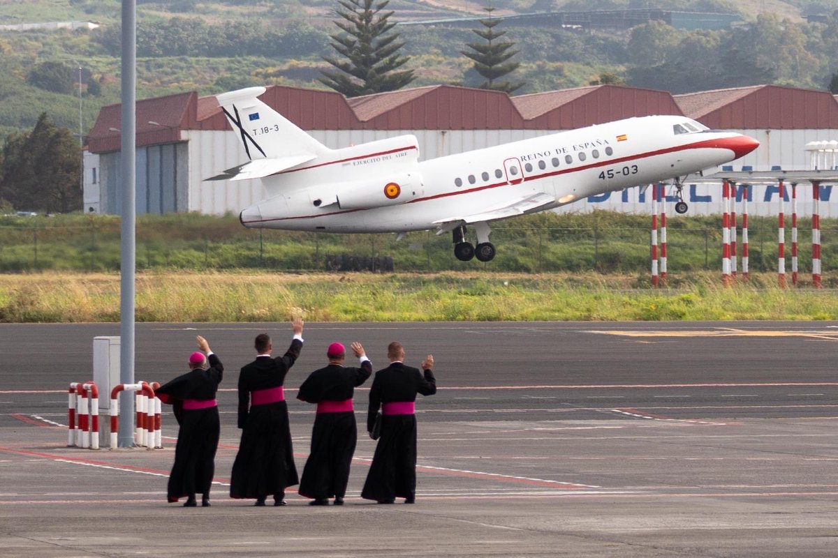 olasounik's tweet photo. Santo Padre Papa Leão! Aguardamos o senhor no Brasil. Não demore, que Deus o permita. https://t.co/ka23tlngwj