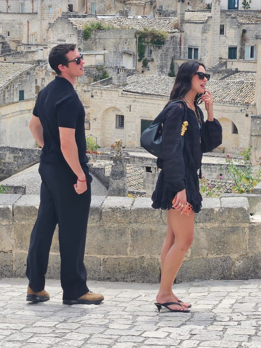 poptime's tweet photo. O pé da Dua Lipa inchado de tanto passear na lua de mel dela 🗣️ https://t.co/G9QX4ZqIye