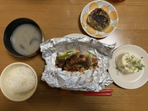 rie__matsuda's tweet photo. 昨日「66点」だった受講生さん。

翌日のごはん、見てびっくりしました。

抜けてたところをちゃんと埋めてきたんです↓

・鮭のホイル焼きで魚介
・味噌汁にきのこ
・牛乳で乳製品

これで、100点！

ちゃんとアドバイスを読んで、
食べる量を減らさずに栄養を足してくれました！

これがどんどん定着すれば、
食べやせマスターになっていきます。

完璧を目指さなくていい。

「あと一歩」を埋められるようになると、
食事はどんどん楽しくなります。

あなたも実践できるようにする情報は
LINEで案内しています！

↓ぜひ登録してくださいね！
https://t.co/VWgPennqfY