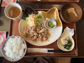 rie__matsuda's tweet photo. 昨日「66点」だった受講生さん。

翌日のごはん、見てびっくりしました。

抜けてたところをちゃんと埋めてきたんです↓

・鮭のホイル焼きで魚介
・味噌汁にきのこ
・牛乳で乳製品

これで、100点！

ちゃんとアドバイスを読んで、
食べる量を減らさずに栄養を足してくれました！

これがどんどん定着すれば、
食べやせマスターになっていきます。

完璧を目指さなくていい。

「あと一歩」を埋められるようになると、
食事はどんどん楽しくなります。

あなたも実践できるようにする情報は
LINEで案内しています！

↓ぜひ登録してくださいね！
https://t.co/VWgPennqfY