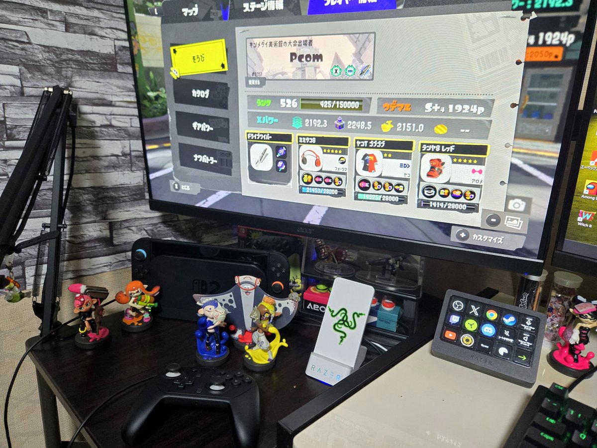 Pcom516's tweet photo. ゲーム部屋公開🅿️
RAZER+スプラトゥーン!!

ついにパススルーモニターを採用🤗
正面画面じゃなくなったから慣れるまで練習あるのみ💪 https://t.co/QIyL6xn46a
