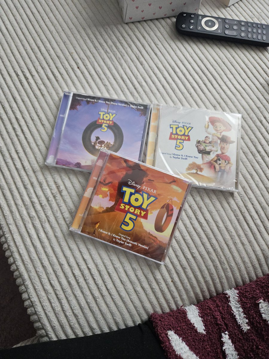 MsMelanieM_'s tweet photo. Yeah I am 100% a CD Collector over a vinyl one. Heck I am even thinking about selling my ttpd variants https://t.co/AvEUiOmGhf