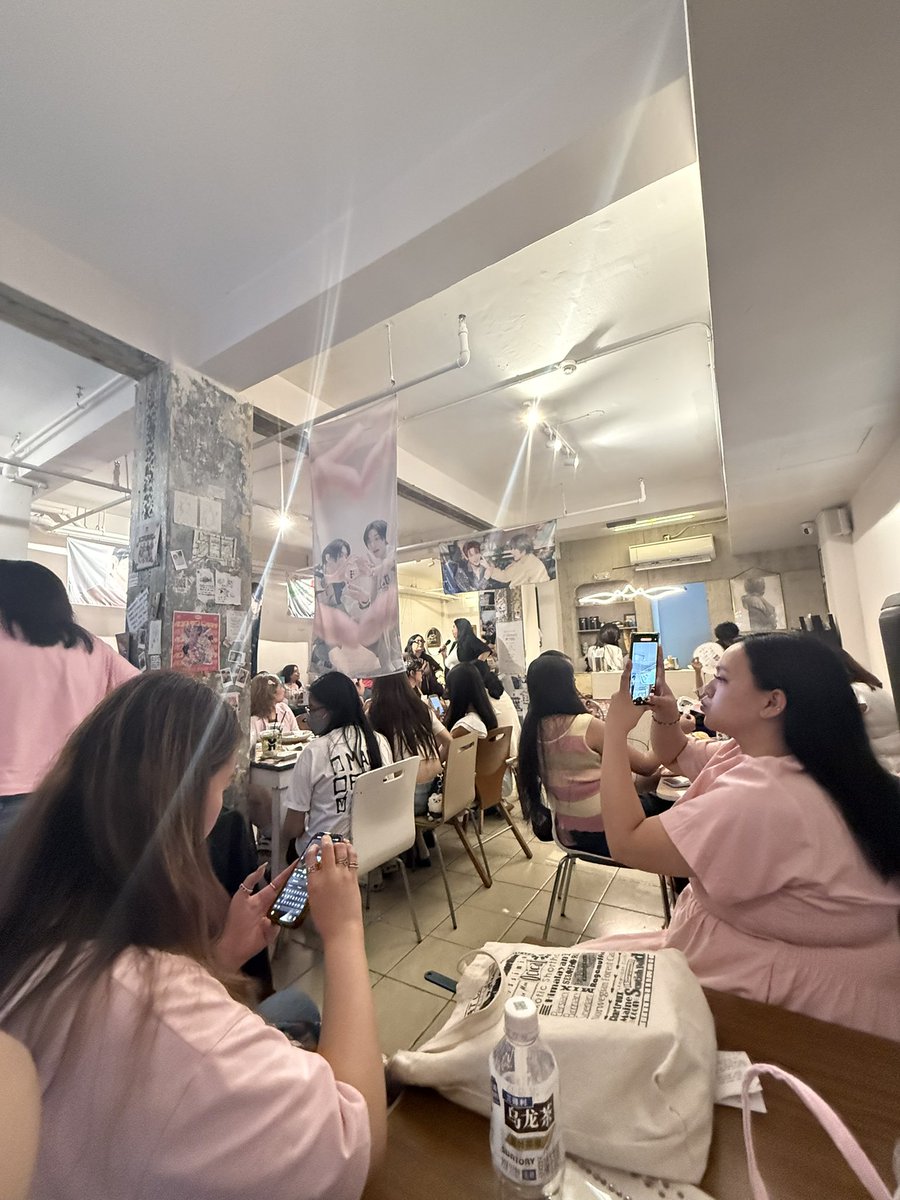 mariaveryhappy's tweet photo. First txt moa event I’ve been to, and i didn’t regret anything!!!
(Hindi lang yung part na madami akong binili??)🫩🍓

@1313hoursph 
#BeomJun2026 #SweetLikeCandyPH https://t.co/qGWwXV0v2C