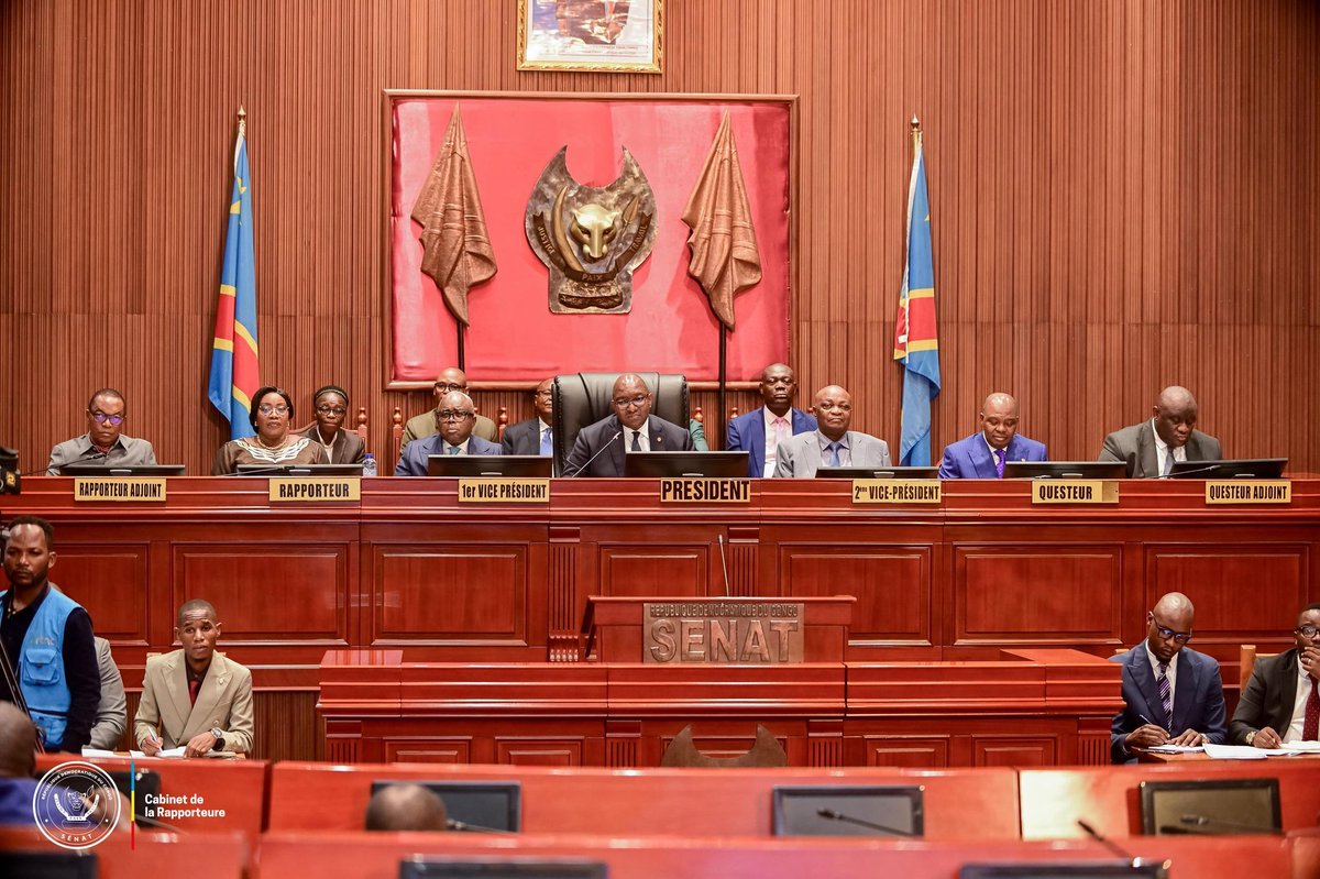 senatrdc's tweet photo. Initialement prévue pour ce weekend, la plénière du Sénat est reportée à lundi 15 juin, date constitutionnelle de clôture de la session ordinaire de mars, la première de l'année 2026 en cours.
Deux points figuraient à l'ordre du jour  de cette assemblée post-posée de la chambre Haute du Parlement. A savoir: L'économie générale du projet de loi sur le Contenu local en RD Congo et l'économie générale sur le pojet de loi modifiant et complétant la loi n°17/001 du 08 février 2017 fixant les règles applicables à la sous-traitance dans le secteur privé.
Entre-temps, la commission PAJ chargée d'examiner la proposition de loi sur le référendum, poursuit ses travaux dans la salle Baobab de Golden Tulip Hôtel. Sauf ultime impondérable de temps, sinon le rapport de la PAJ du sénat sur la proposition de loi référendaire, est attendu à la plénière  de ce lundi.