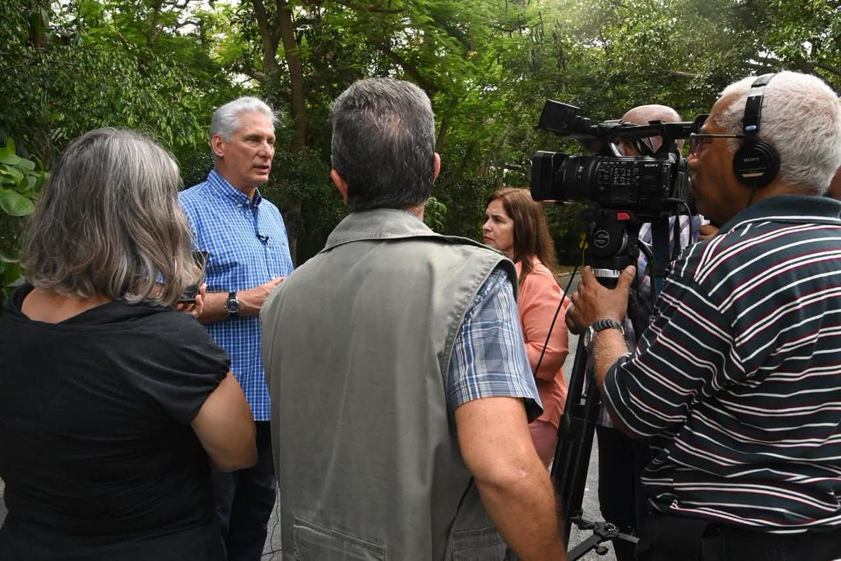 DrRobertoMOjeda's tweet photo. En un contexto nacional complejo @DiazCanelB reafirmó la filosofía de desarrollo inspirada en las ideas del Comandante en Jefe Fidel Castro Ruz y subrayó que la respuesta frente a la agresión y los planes del enemigo debe ser la unidad. #CubaEstáFirme https://t.co/AFupv89jnX