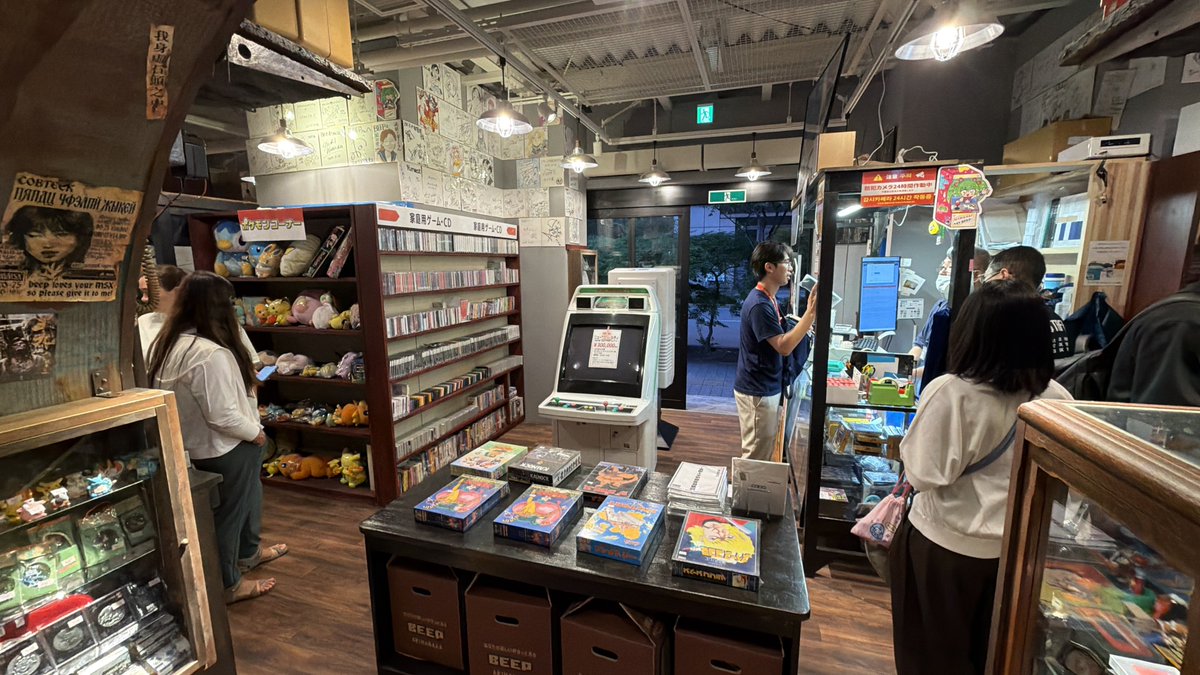 junkyjopper's tweet photo. BEEP秋葉原の新店舗

店内様子 https://t.co/OEVqtw2L5Q